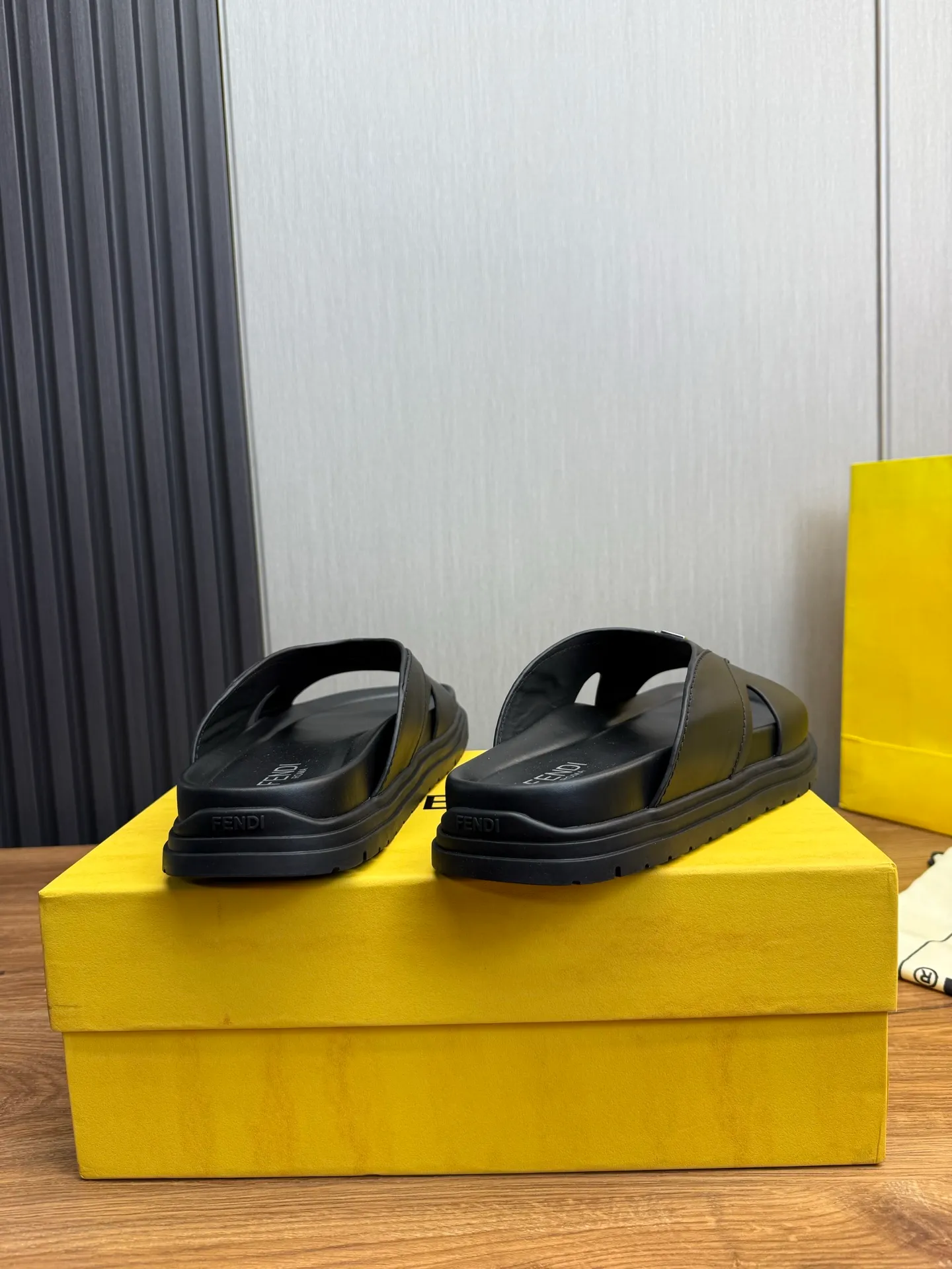 Men's shoes 💰400💰 Fendi men's slippers, made one to one on the FENDI official website, sizes 38-45 45 46 🉑️Customized!